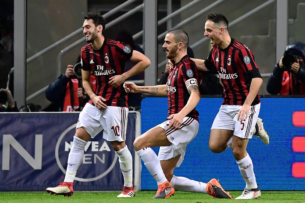AC米兰鏖战拜仁，范戴克点燃赛场