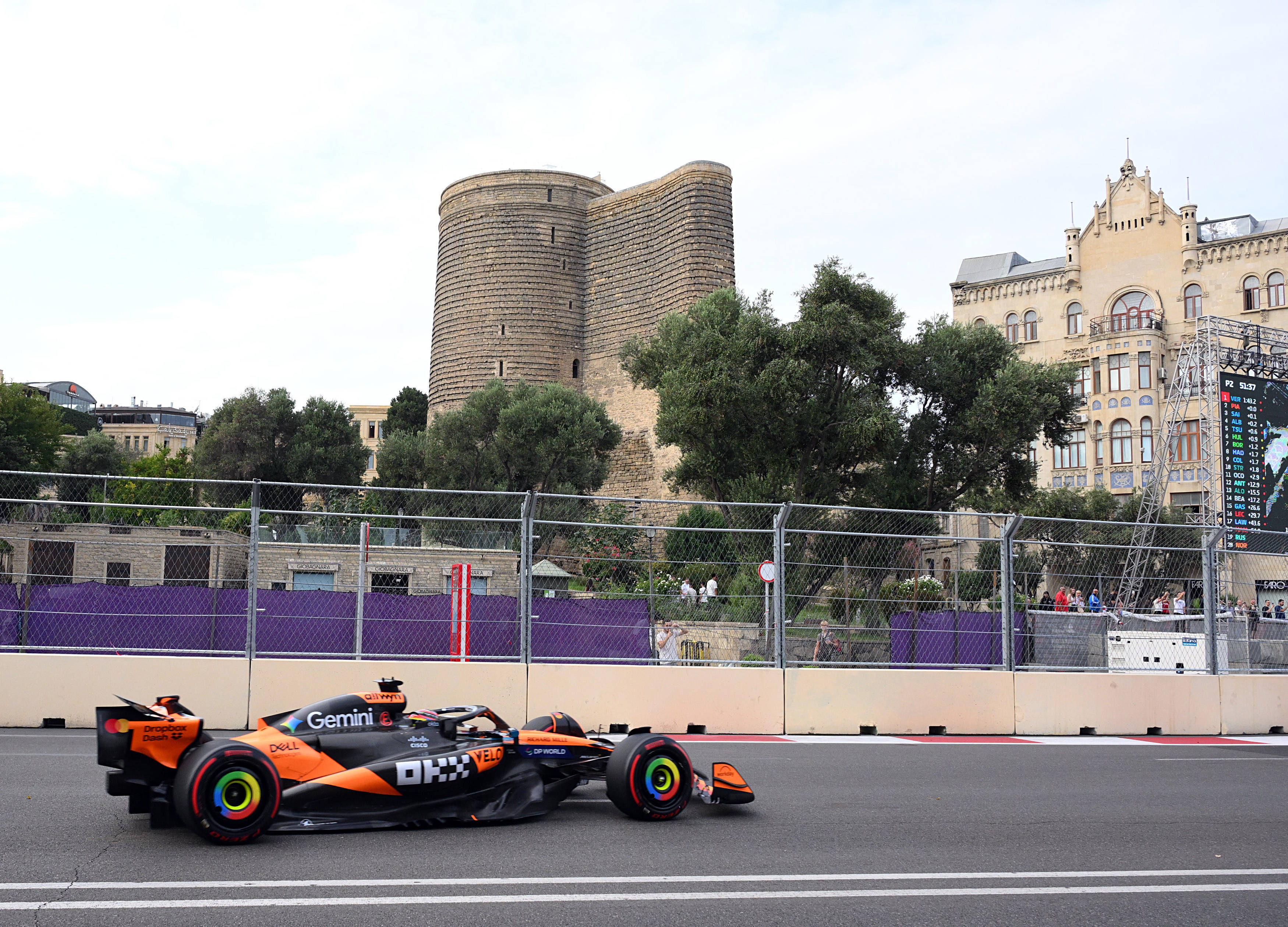 迈凯伦翻盘威廉姆斯，皮亚斯特里高光表现