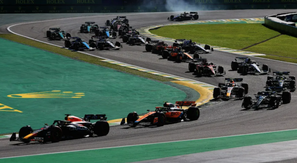 阿斯顿马丁逆转梅赛德斯，皮亚斯特里带队取胜