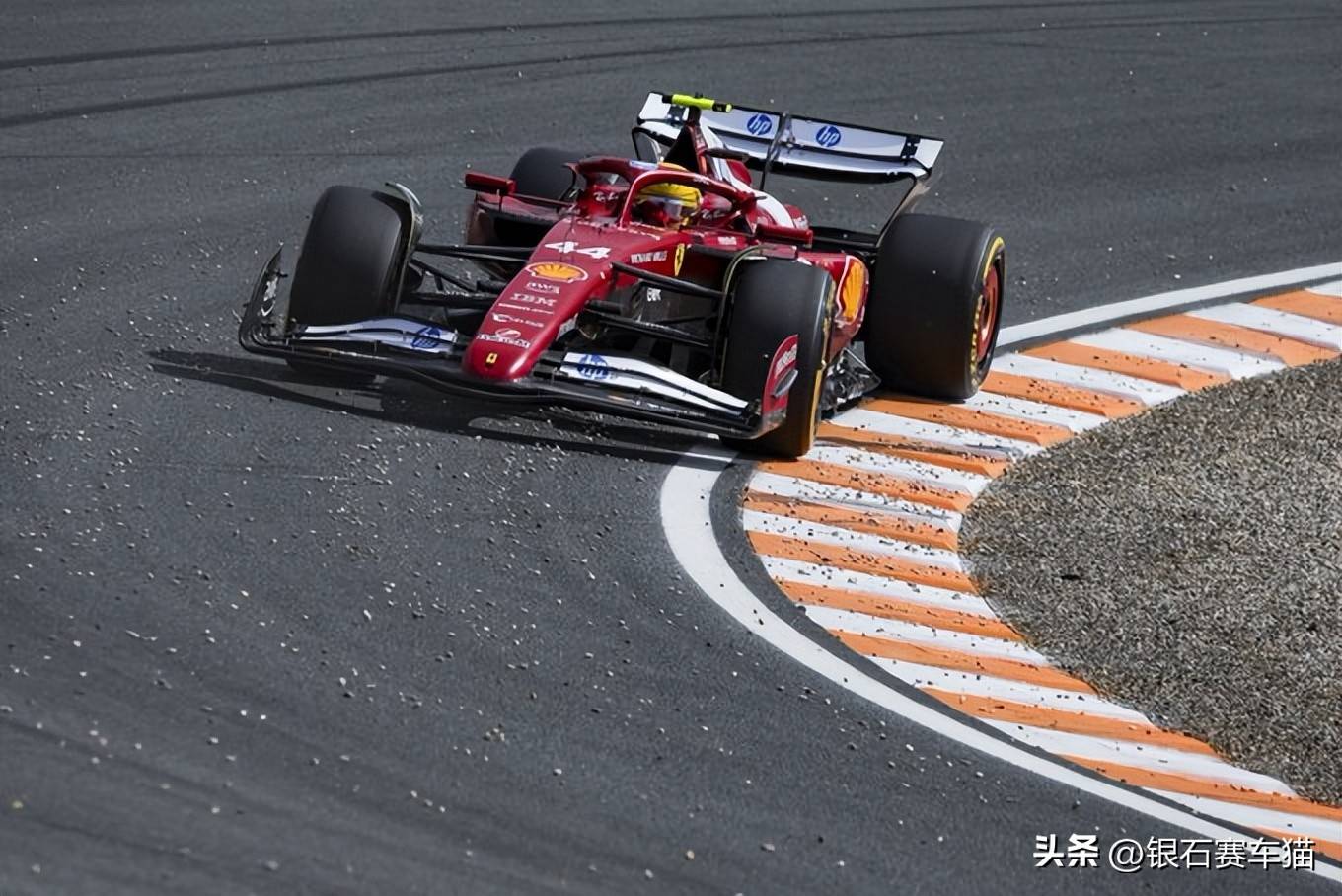 阿斯顿马丁碾压红牛车队，塞恩斯关键制胜