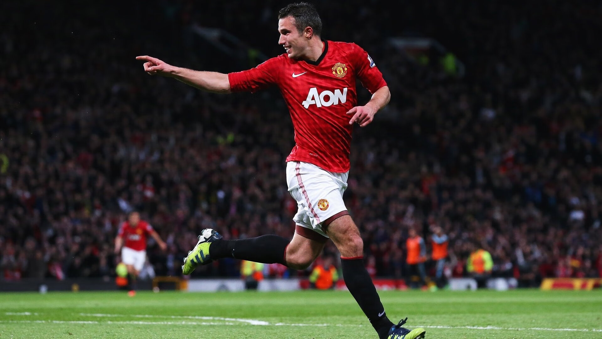 爱游戏官网-顶礼膜拜与颠覆传统，网球的唯一性在温网与拉沃尔杯之间闪耀